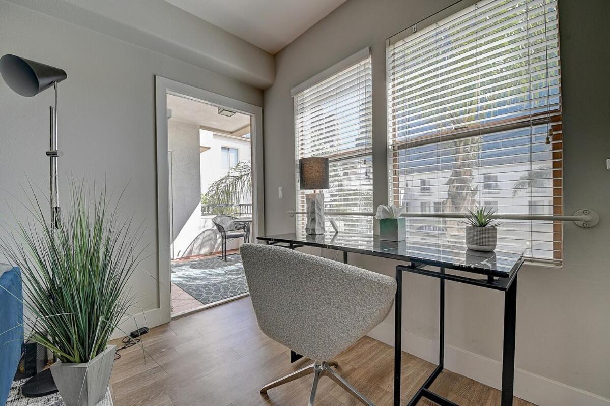 Sexy One Bedroom - Pool View & Parking *