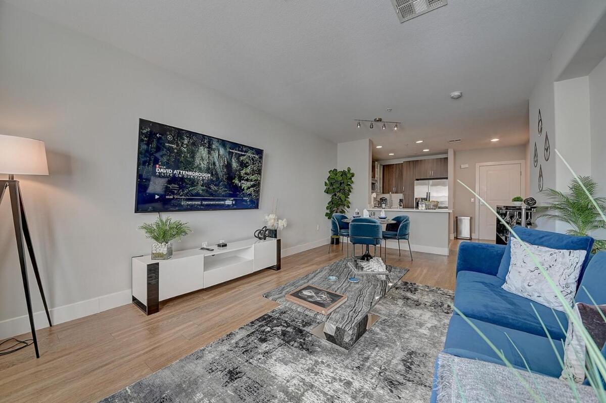 Sexy One Bedroom - Pool View & Parking *