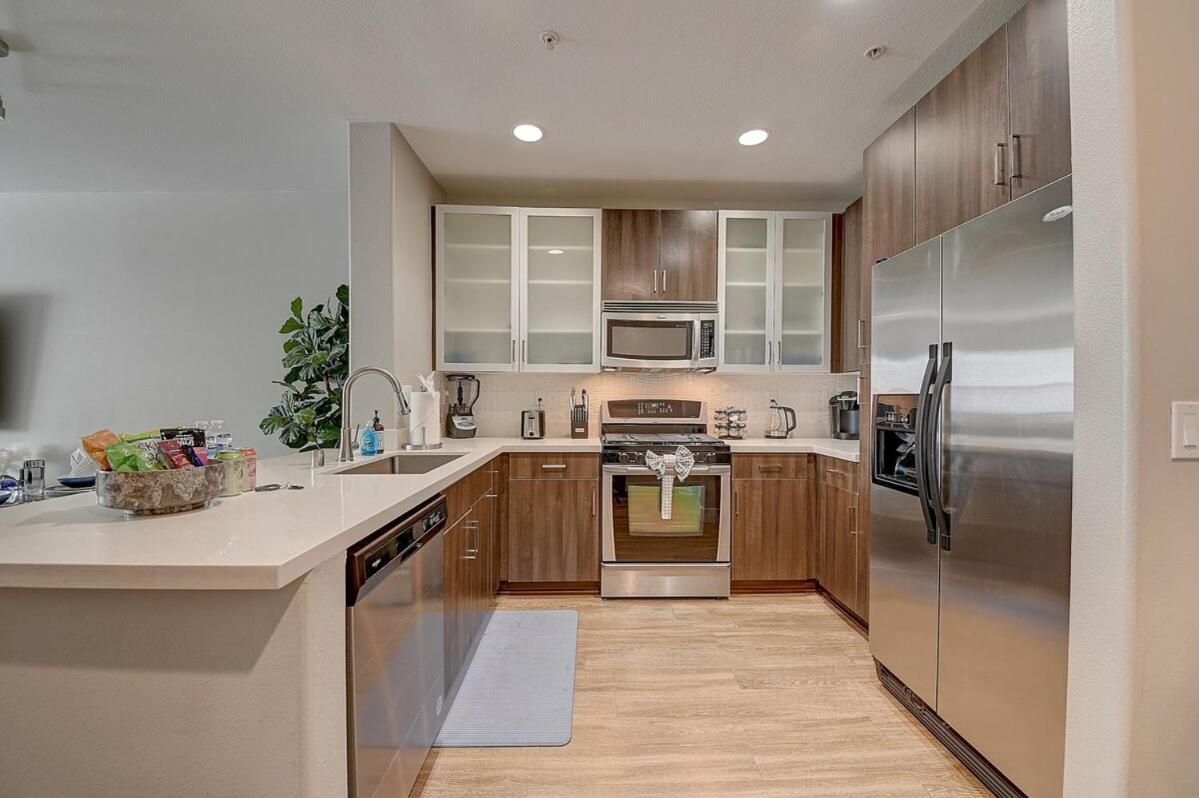 Sexy One Bedroom - Pool View & Parking * Los Angeles