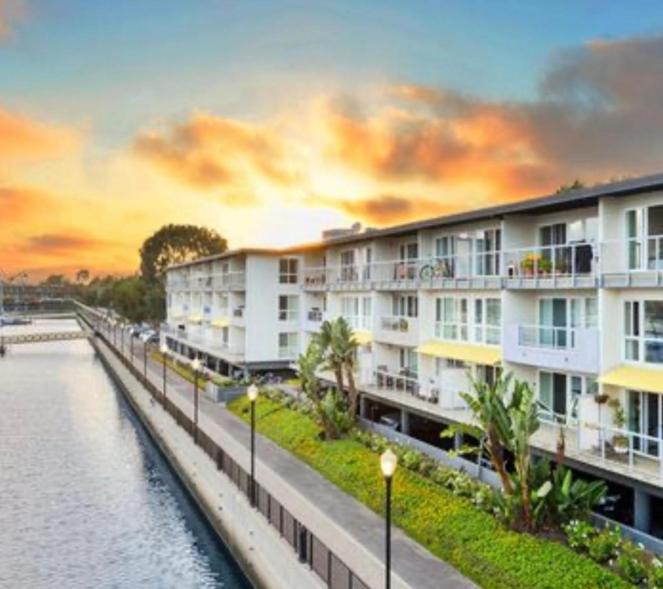Apartment The Electric Blue Abode, Oceanside *