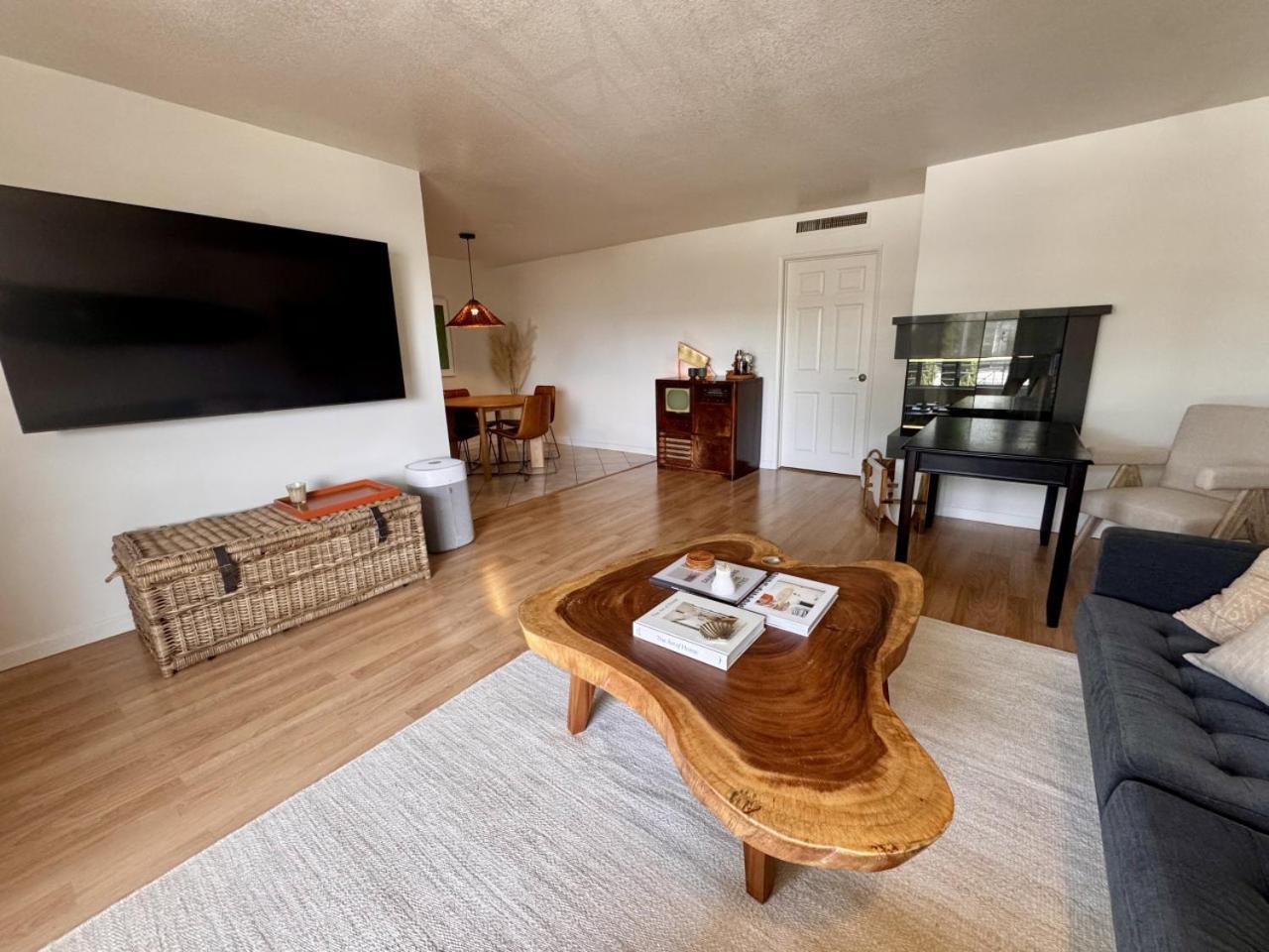 Santa Monica 2br Views And Prime Location Holiday home Los Angeles
