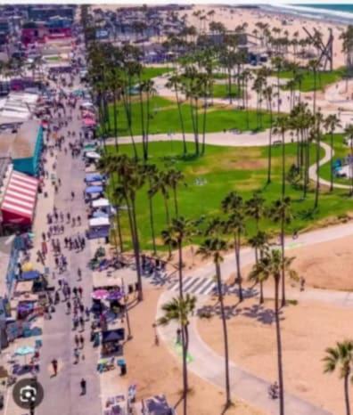 By The Coast Living In Santa Monica Pier Promenade Apartment