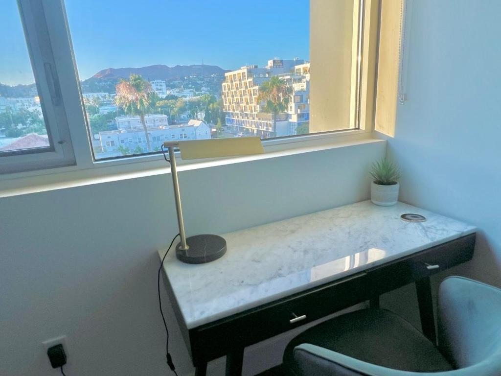 Aparthotel Penthouse With Hollywood Sign View 2 Bedrooms With 3 Beds *