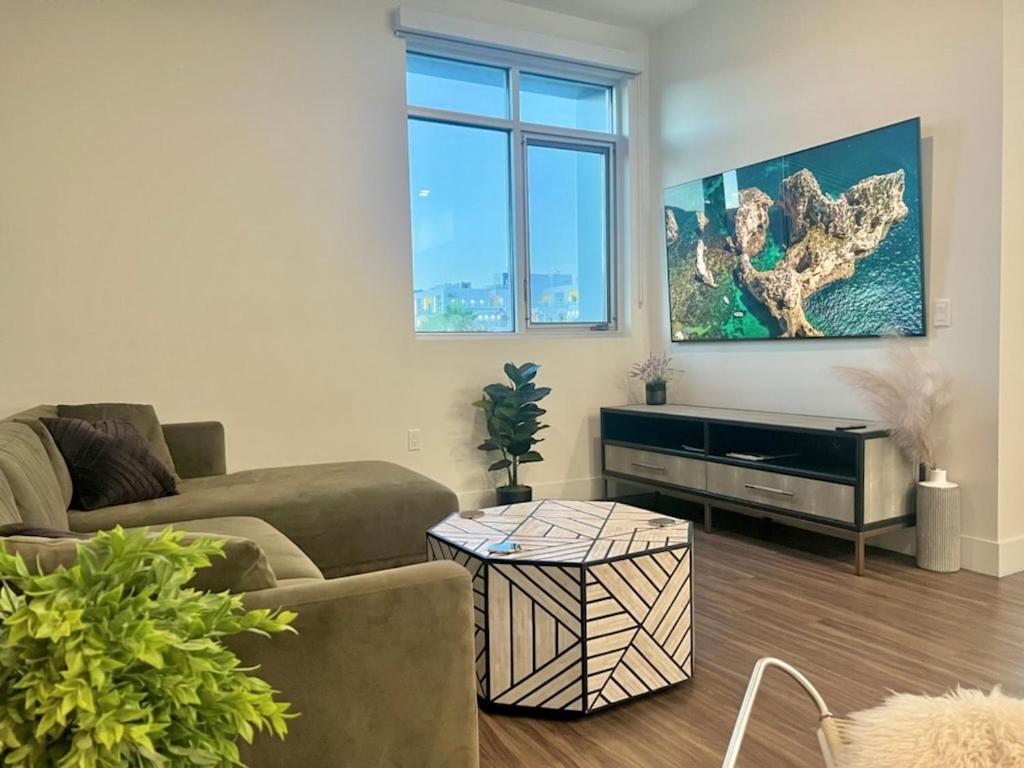 Penthouse With Hollywood Sign View 2 Bedrooms With 3 Beds *
