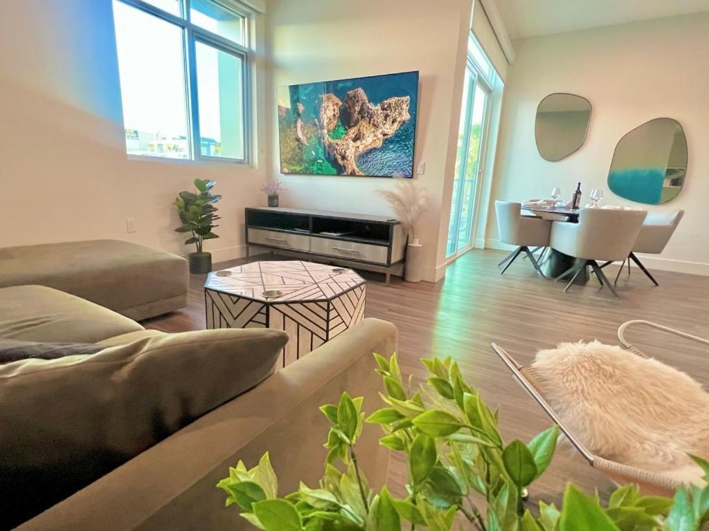 Penthouse With Hollywood Sign View 2 Bedrooms With 3 Beds