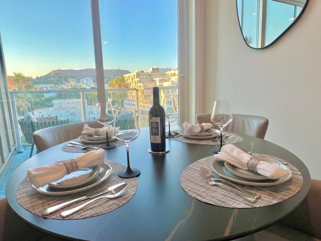 Penthouse With Hollywood Sign View 2 Bedrooms With 3 Beds