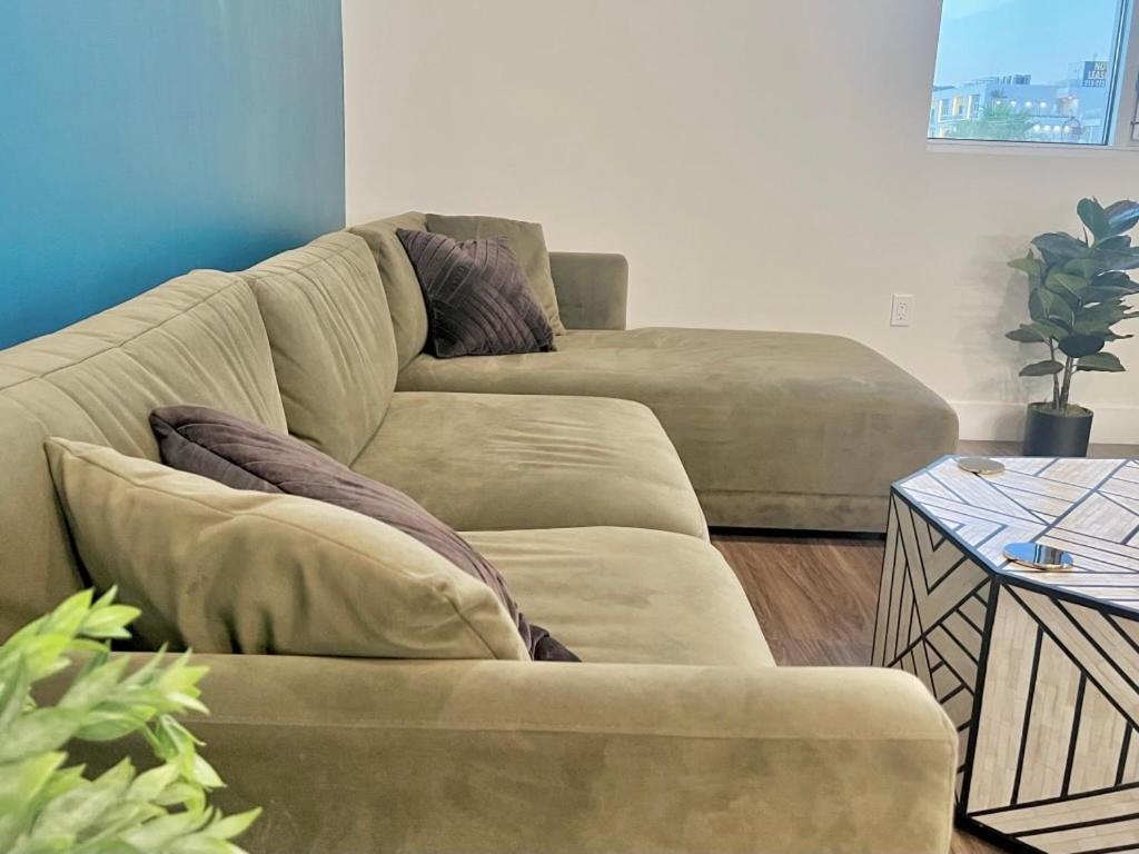 Penthouse With Hollywood Sign View 2 Bedrooms With 3 Beds Aparthotel
