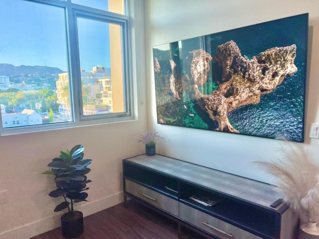 Penthouse With Hollywood Sign View 2 Bedrooms With 3 Beds *