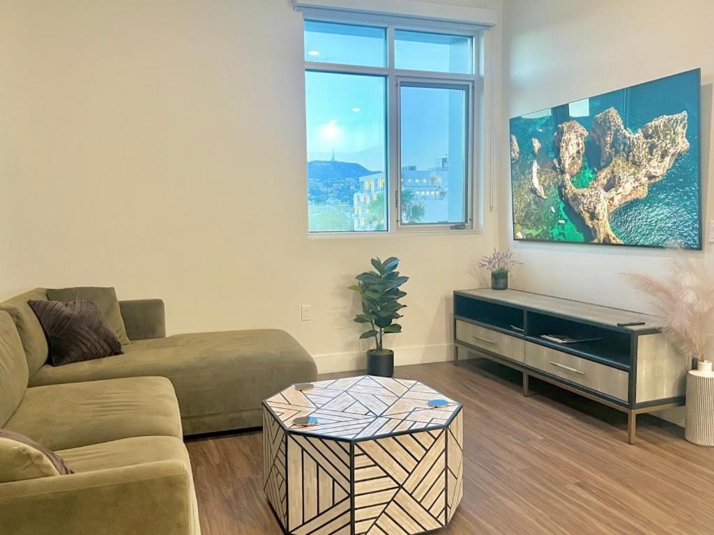 Penthouse With Hollywood Sign View 2 Bedrooms With 3 Beds Aparthotel