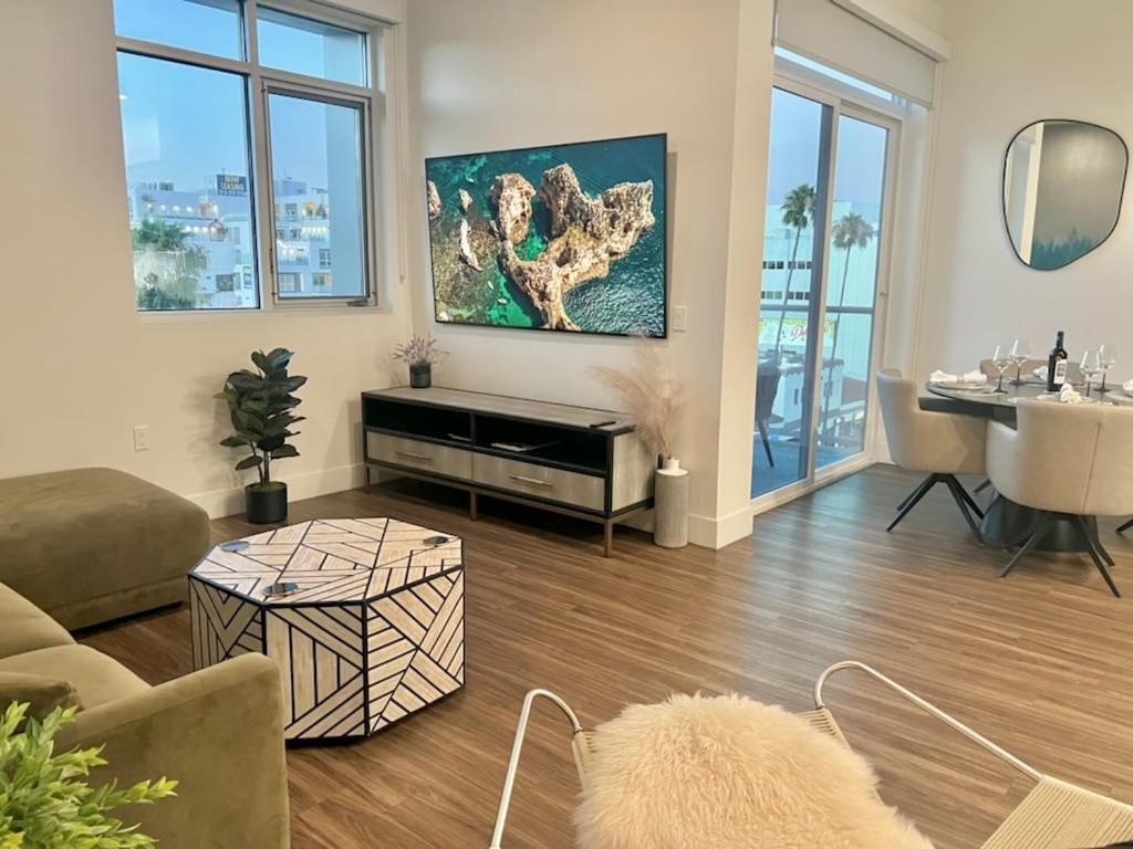 Penthouse With Hollywood Sign View 2 Bedrooms With 3 Beds * Los Angeles