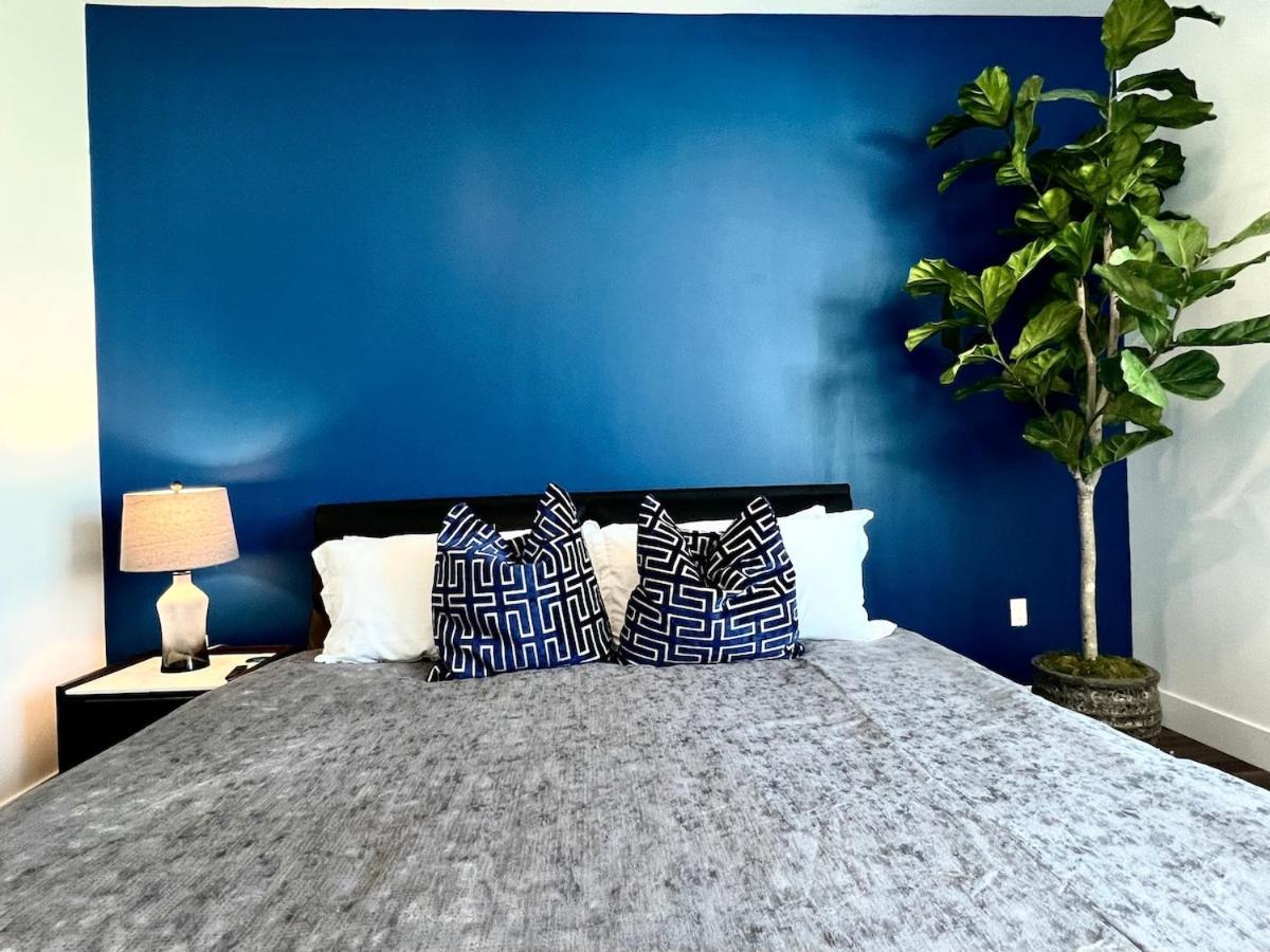 Penthouse With Hollywood Sign View 2 Bedrooms With 3 Beds