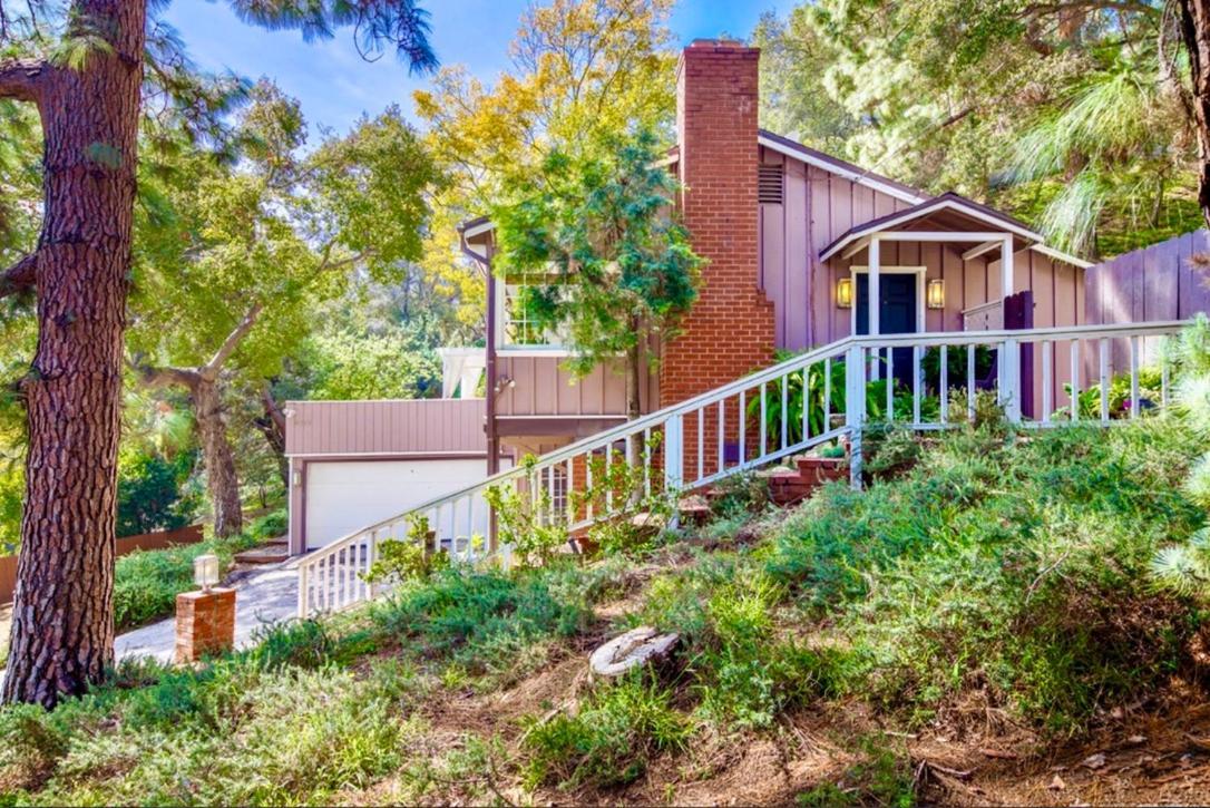 Hollywood Hills Retreat With Jacuzzi Style Tub, Steam Room, Tree-top Views Garden Patio Holiday home Los Angeles