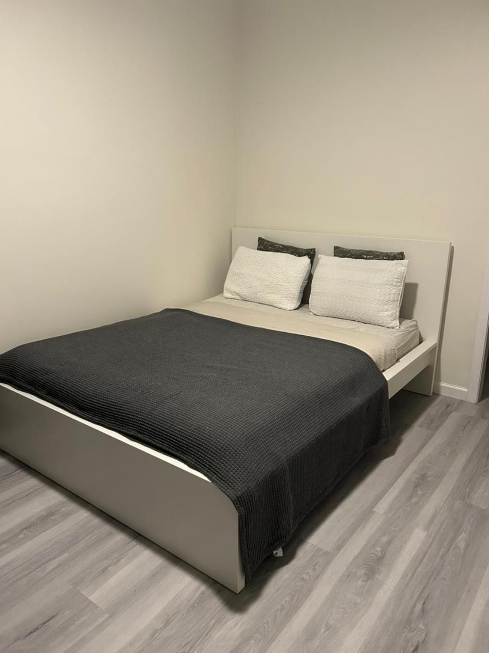 Walk Of Fame 1 Bedroom With Shared Bathroom And Kitchen Apartment *