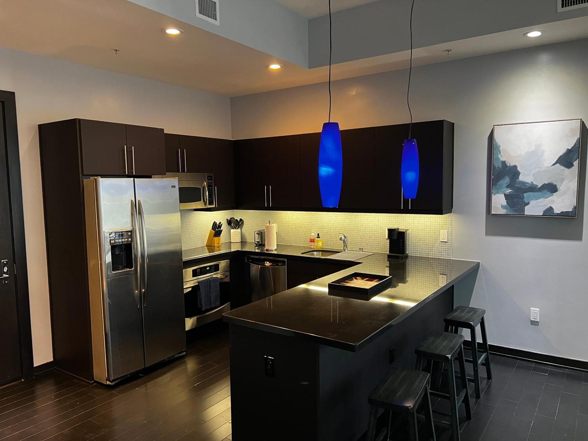 In The Heart Of Downtown Angeles Aparthotel