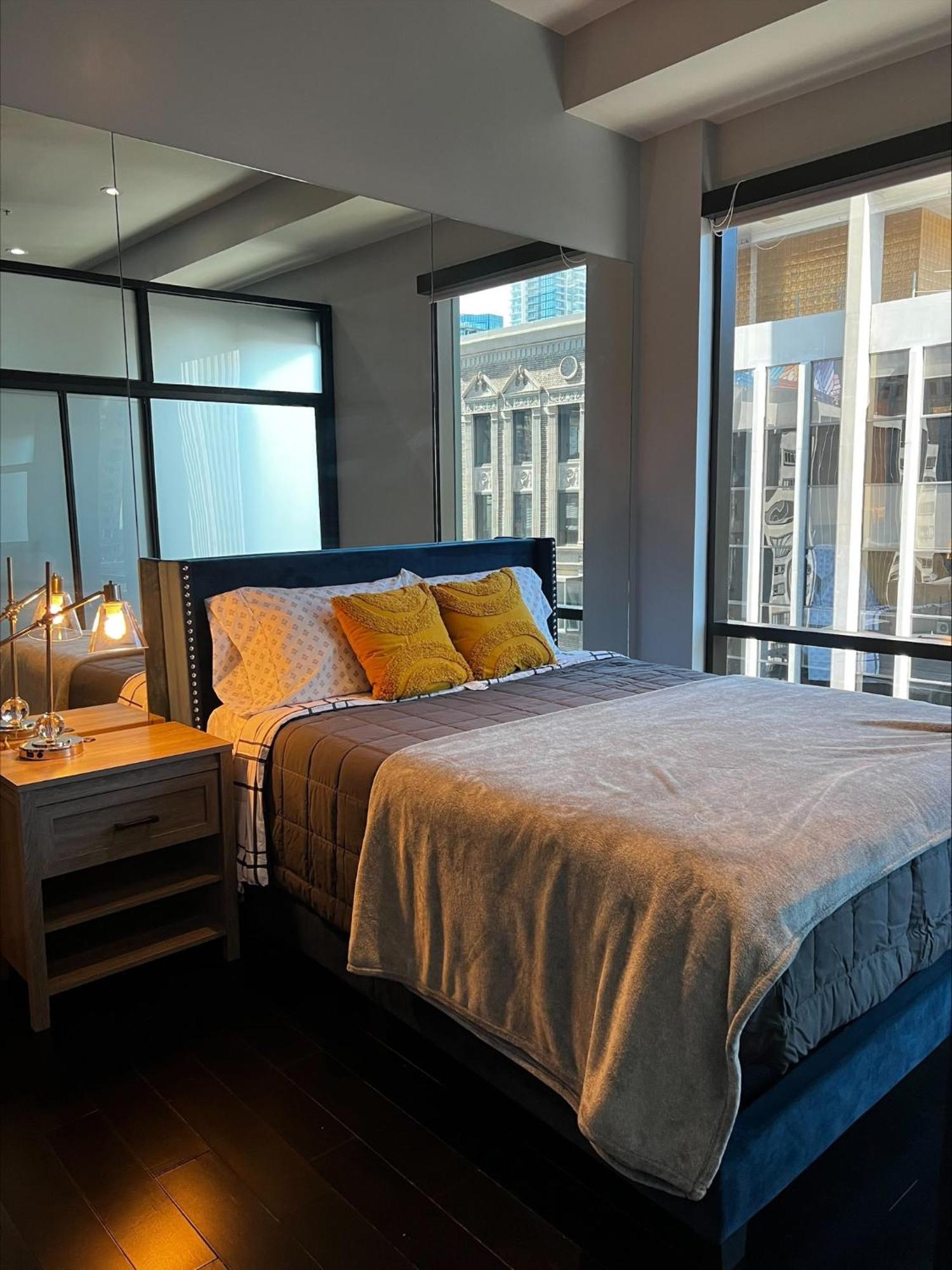 In The Heart Of Downtown Angeles Aparthotel