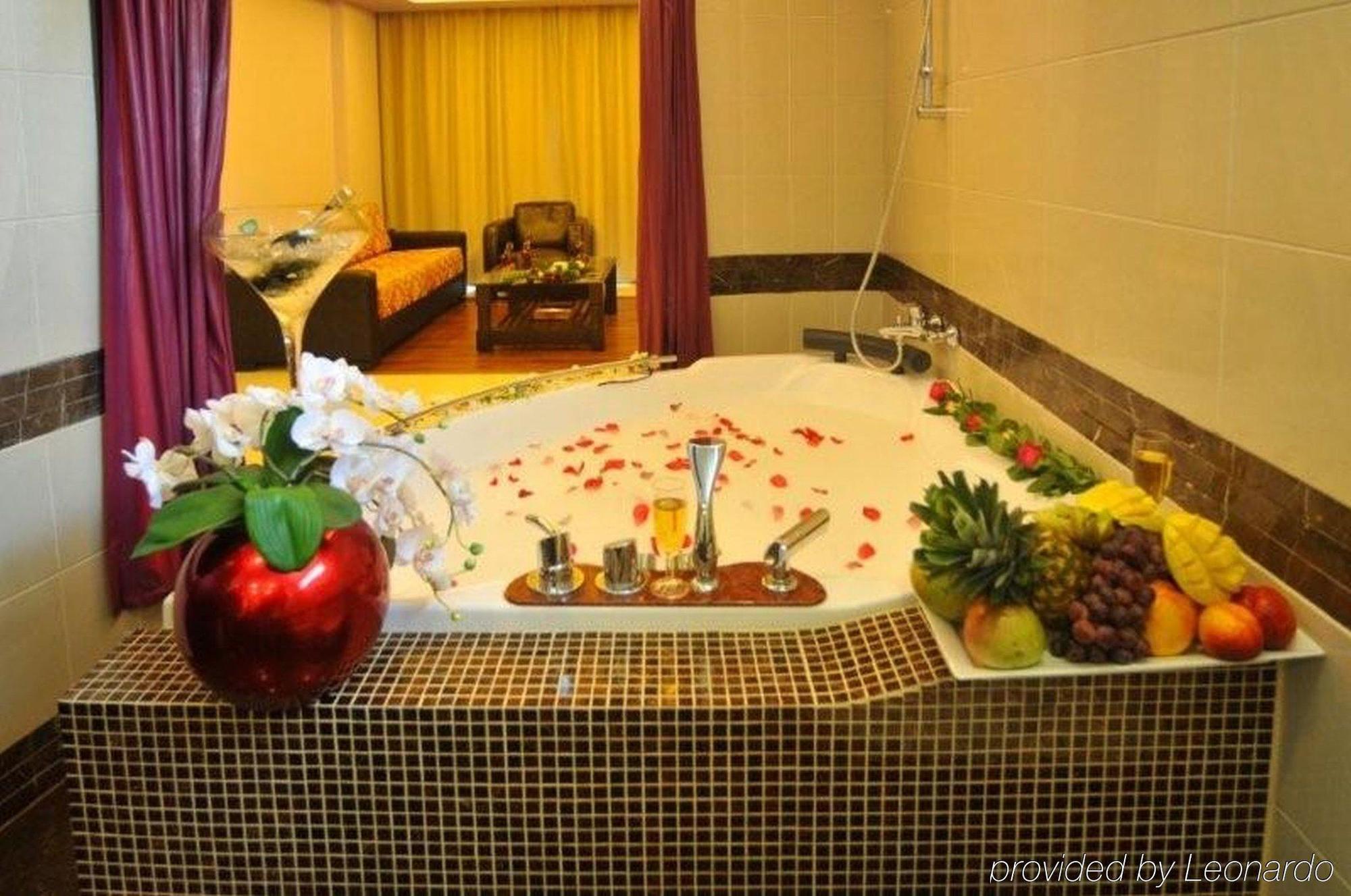 Hollywood Hills Hotel 3*
