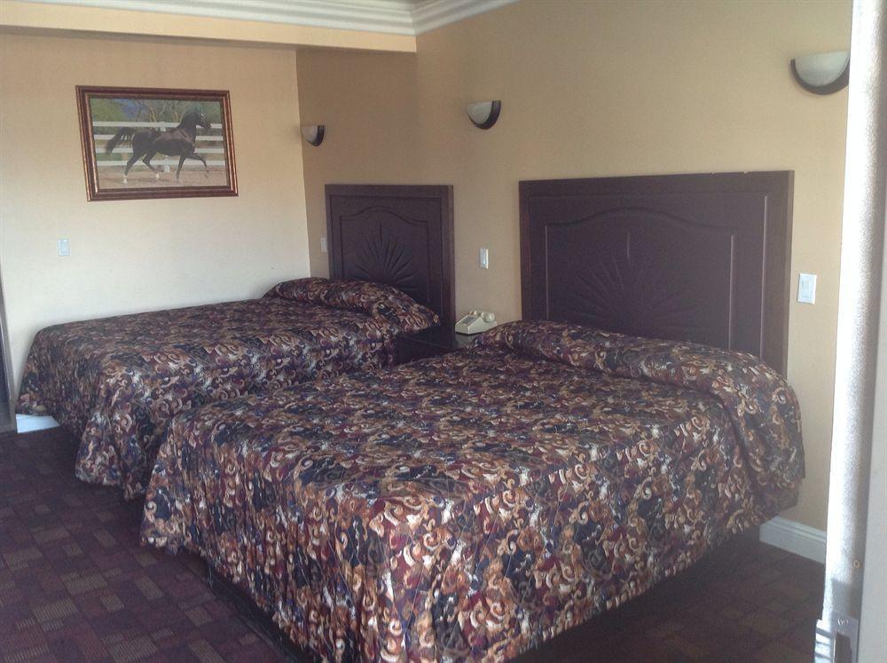 Bronco Motel *