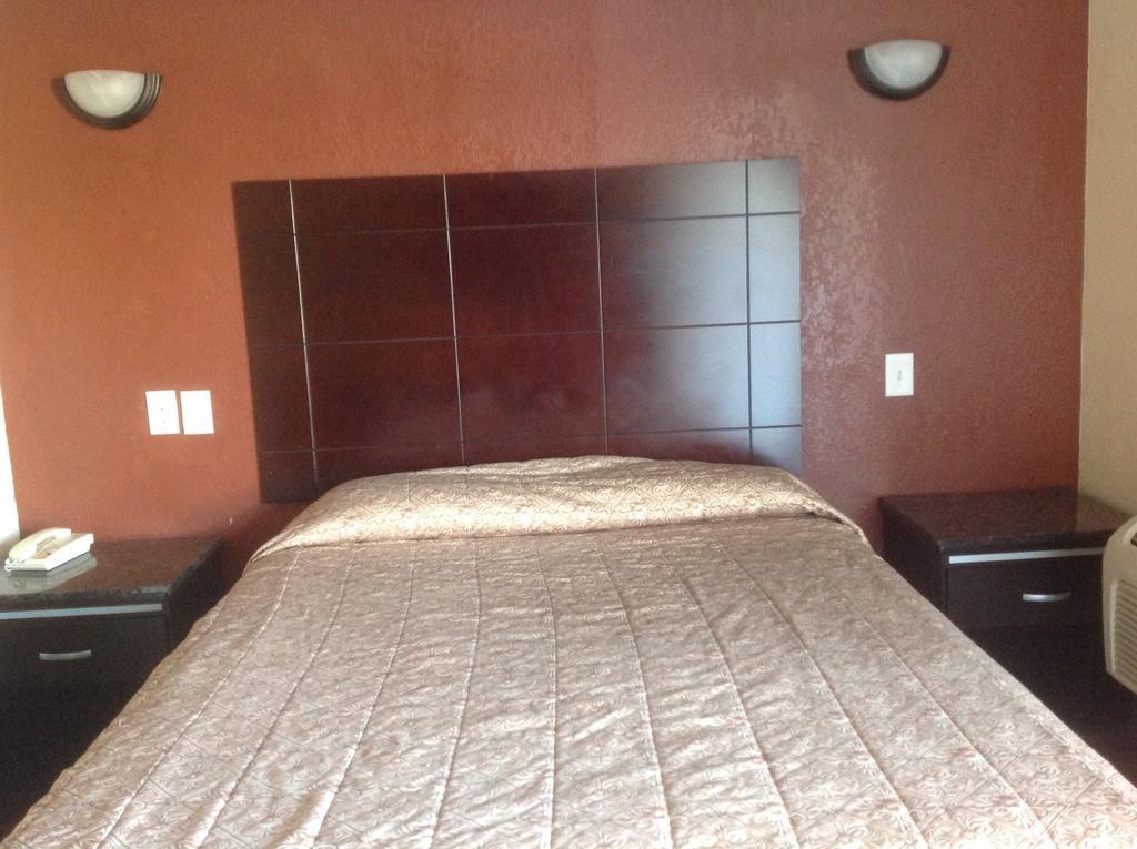 Bronco South Motel 3*