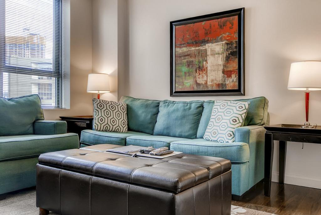 Global Luxury At Tiverton Ave *