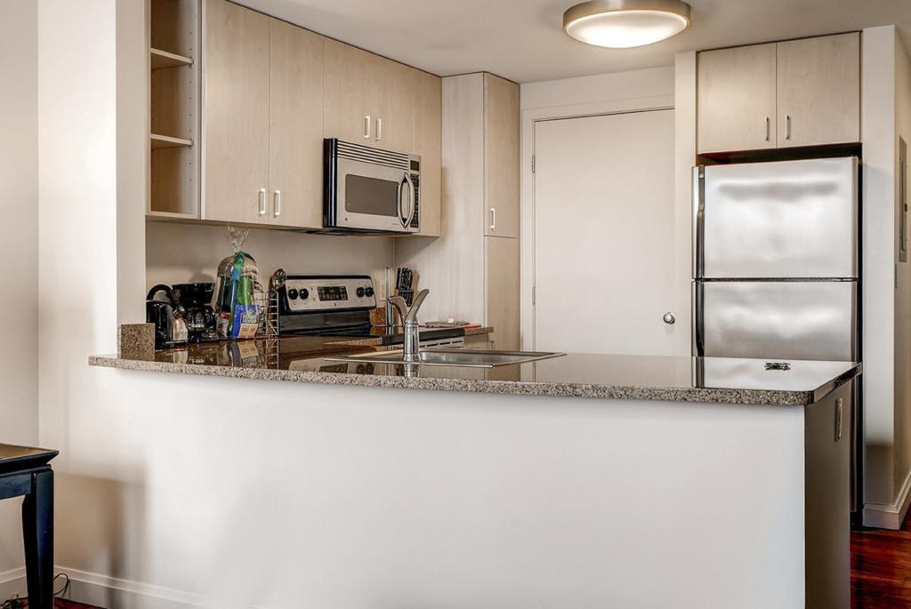 Global Luxury At Tiverton Ave Apartment *