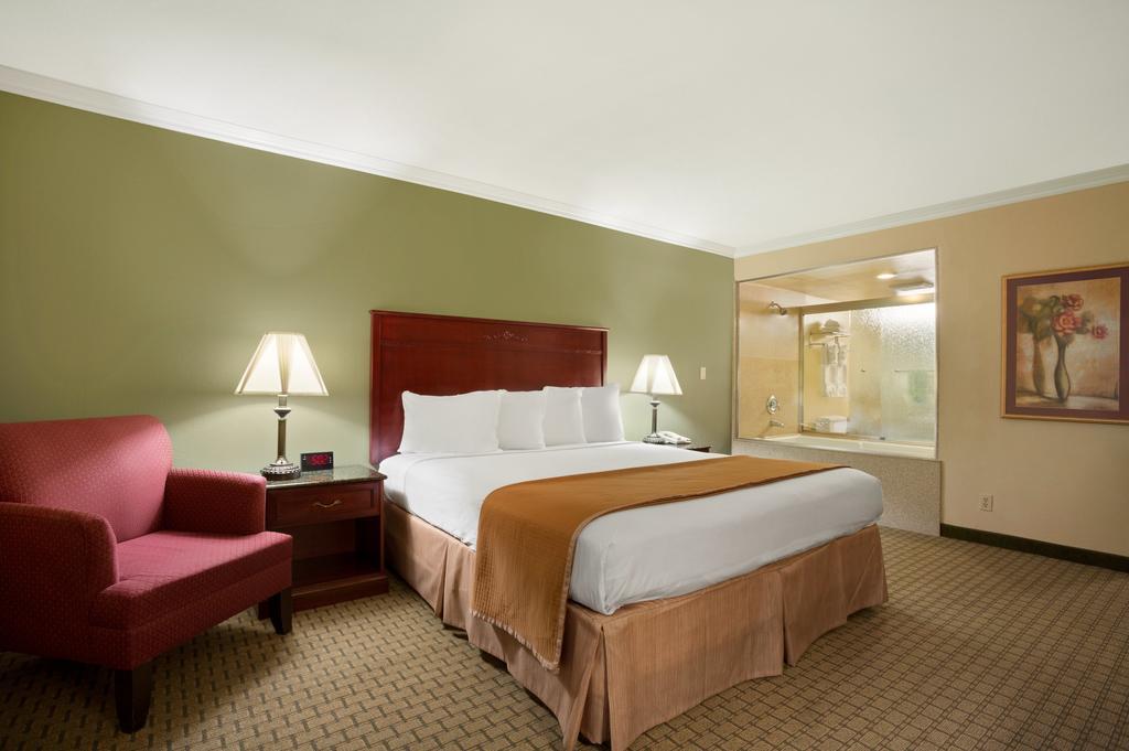 Hotel Howard Johnson By Wyndham Reseda & 3*