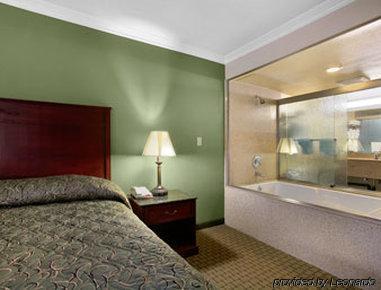 Howard Johnson By Wyndham Reseda & Los Angeles