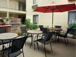 Hotel Howard Johnson By Wyndham Reseda & 3*