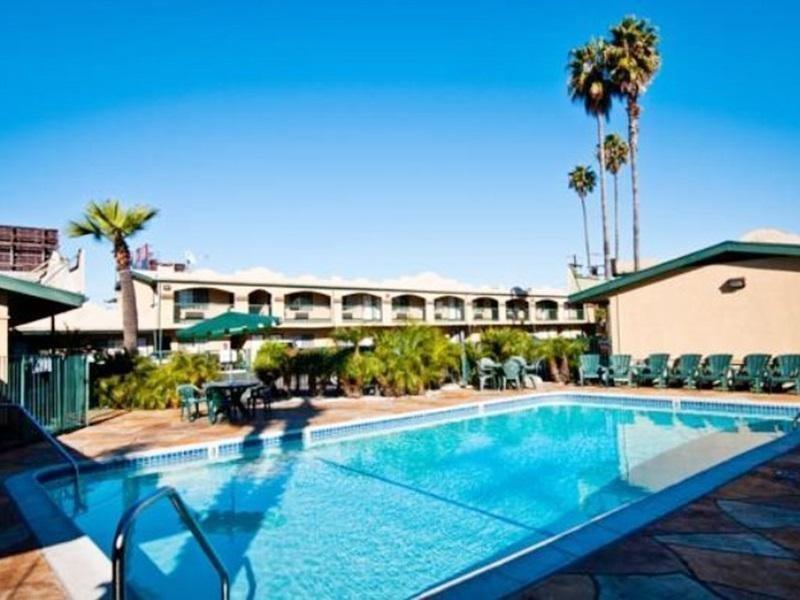 Hotel Skyways 2*