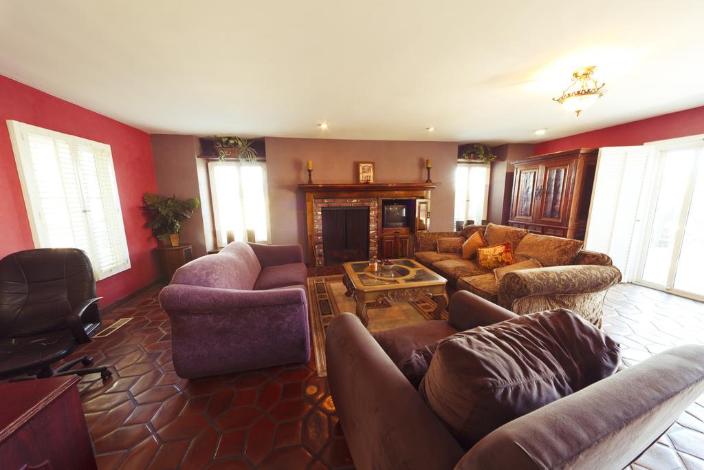 Frank Sinatra/roger Miller/clint Walkers Woodland Hills Mansion
