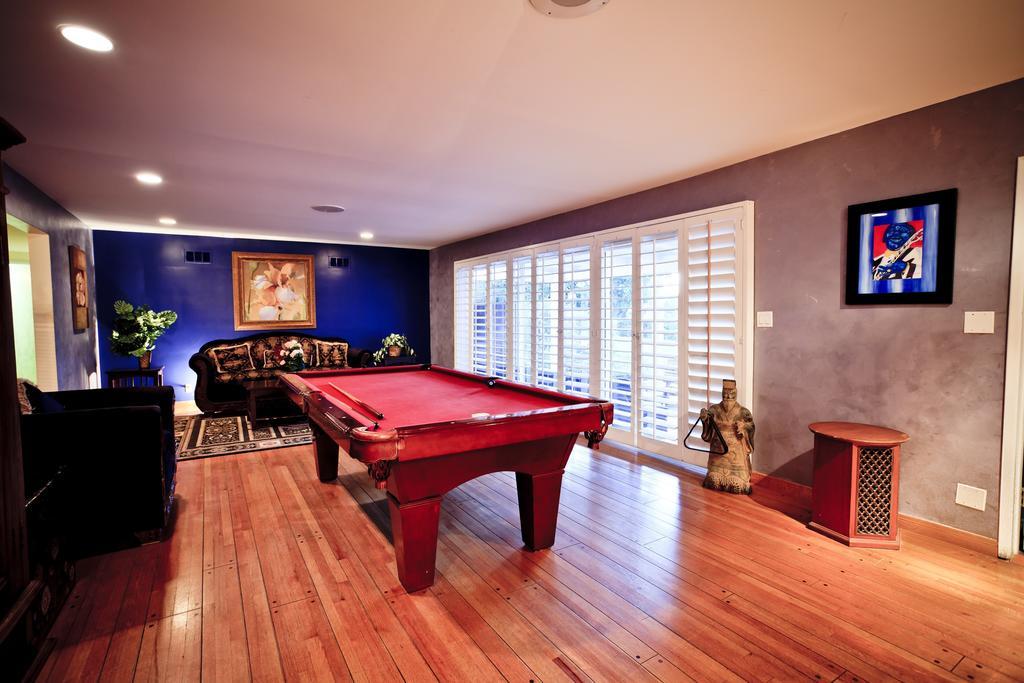 Holiday home Frank Sinatra/roger Miller/clint Walkers Woodland Hills Mansion
