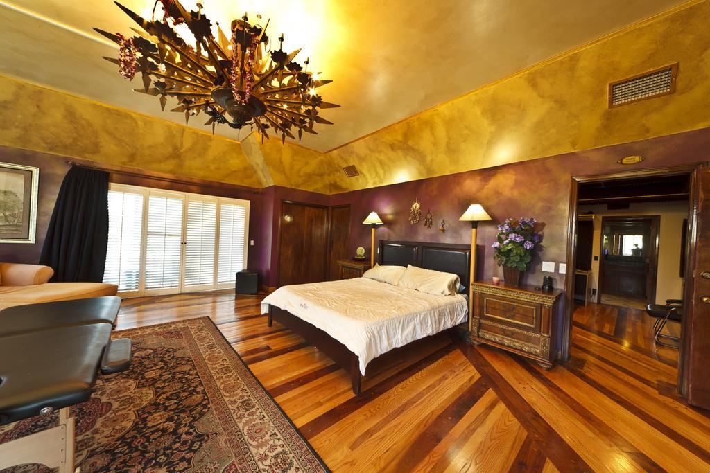 Frank Sinatra/roger Miller/clint Walkers Woodland Hills Mansion