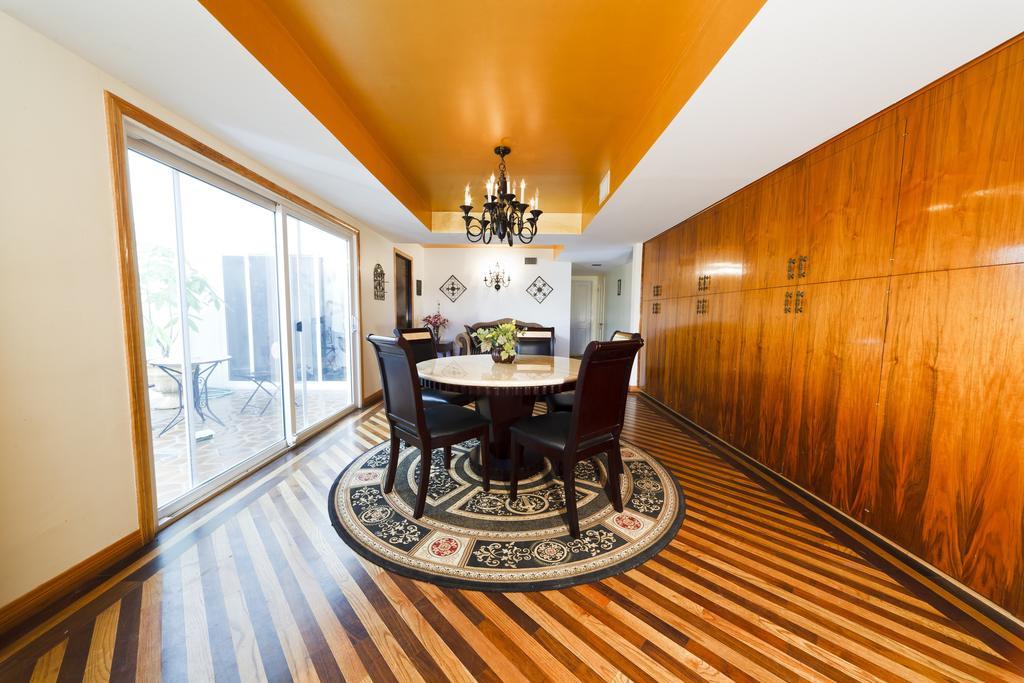 Holiday home Frank Sinatra/roger Miller/clint Walkers Woodland Hills Mansion