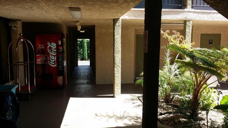 Howard Johnson By Wyndham Reseda & Hotel 3*
