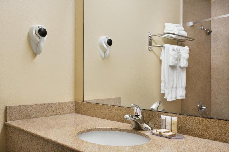 Hotel Howard Johnson By Wyndham Reseda &