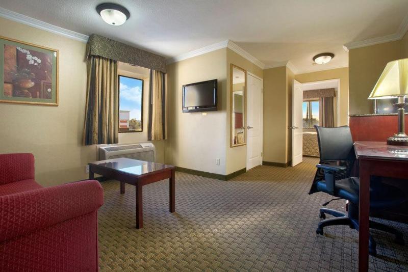 Howard Johnson By Wyndham Reseda & Hotel Los Angeles