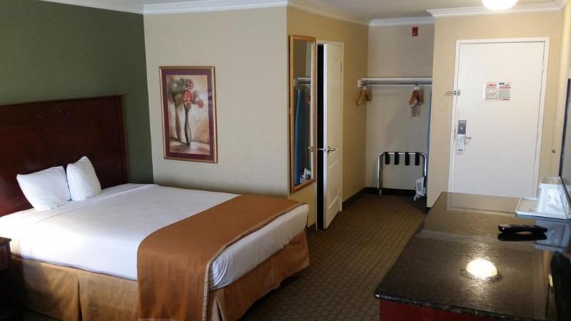 Howard Johnson By Wyndham Reseda & 3* Los Angeles