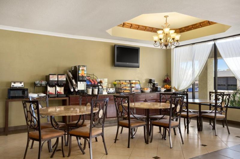 Howard Johnson By Wyndham Reseda & Hotel Los Angeles