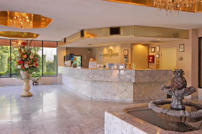 Hotel Howard Johnson By Wyndham Reseda & 3*