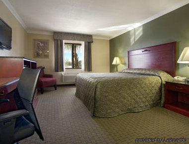 Hotel Howard Johnson By Wyndham Reseda & 3*