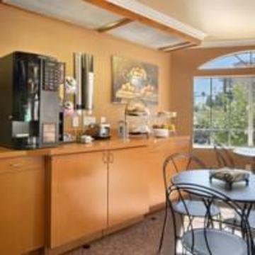Super 8 By Wyndham Angeles Downtown
