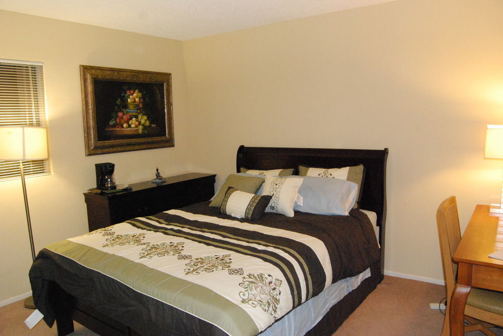 Bed & Breakfast In Hollywood Hills 3*