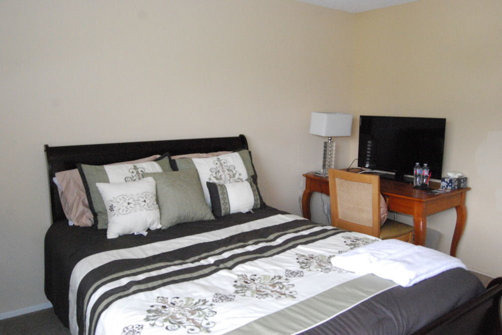 In Hollywood Hills Bed & Breakfast Los Angeles