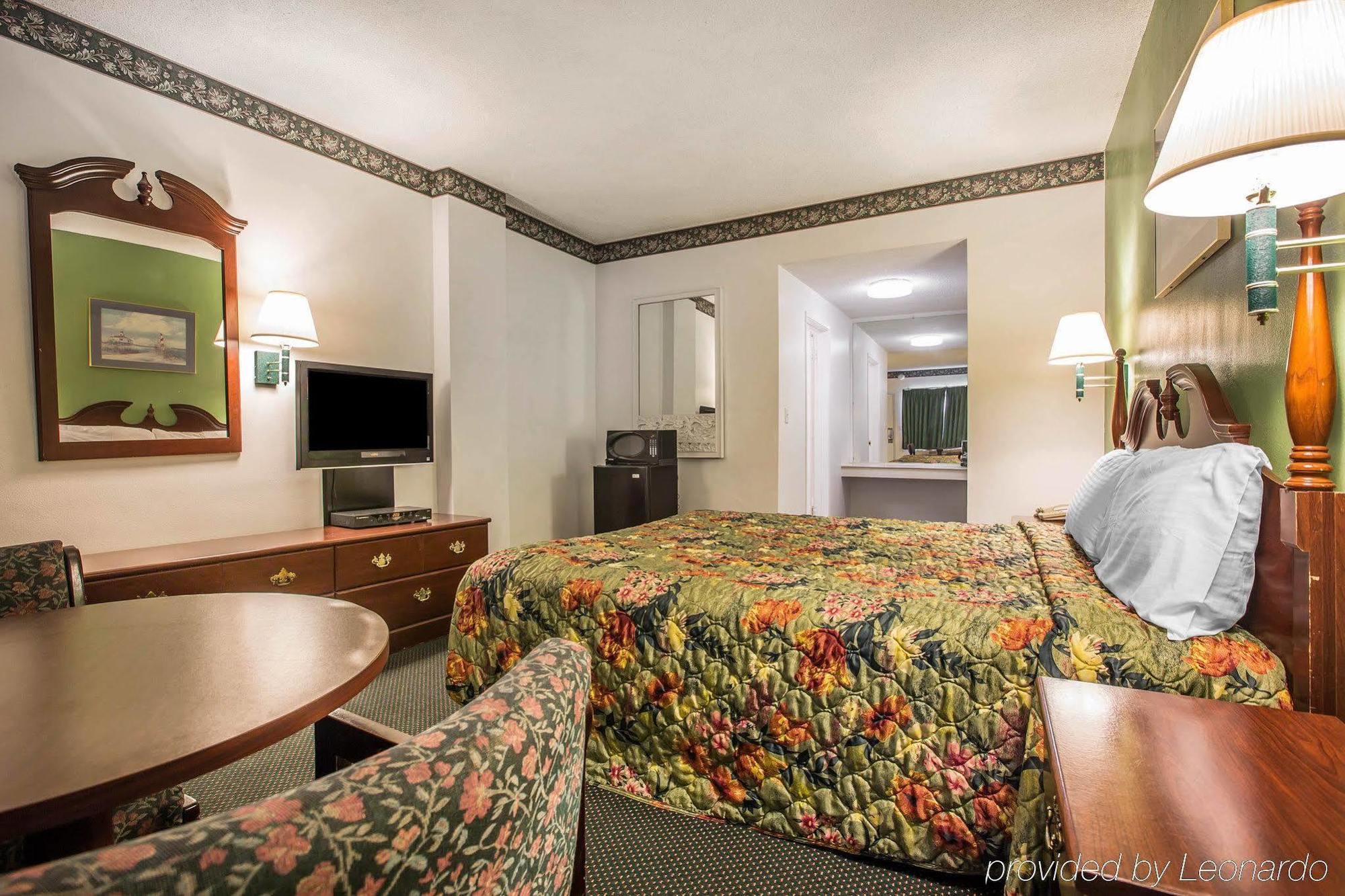 Rodeway Near Melrose Ave Inn 2*