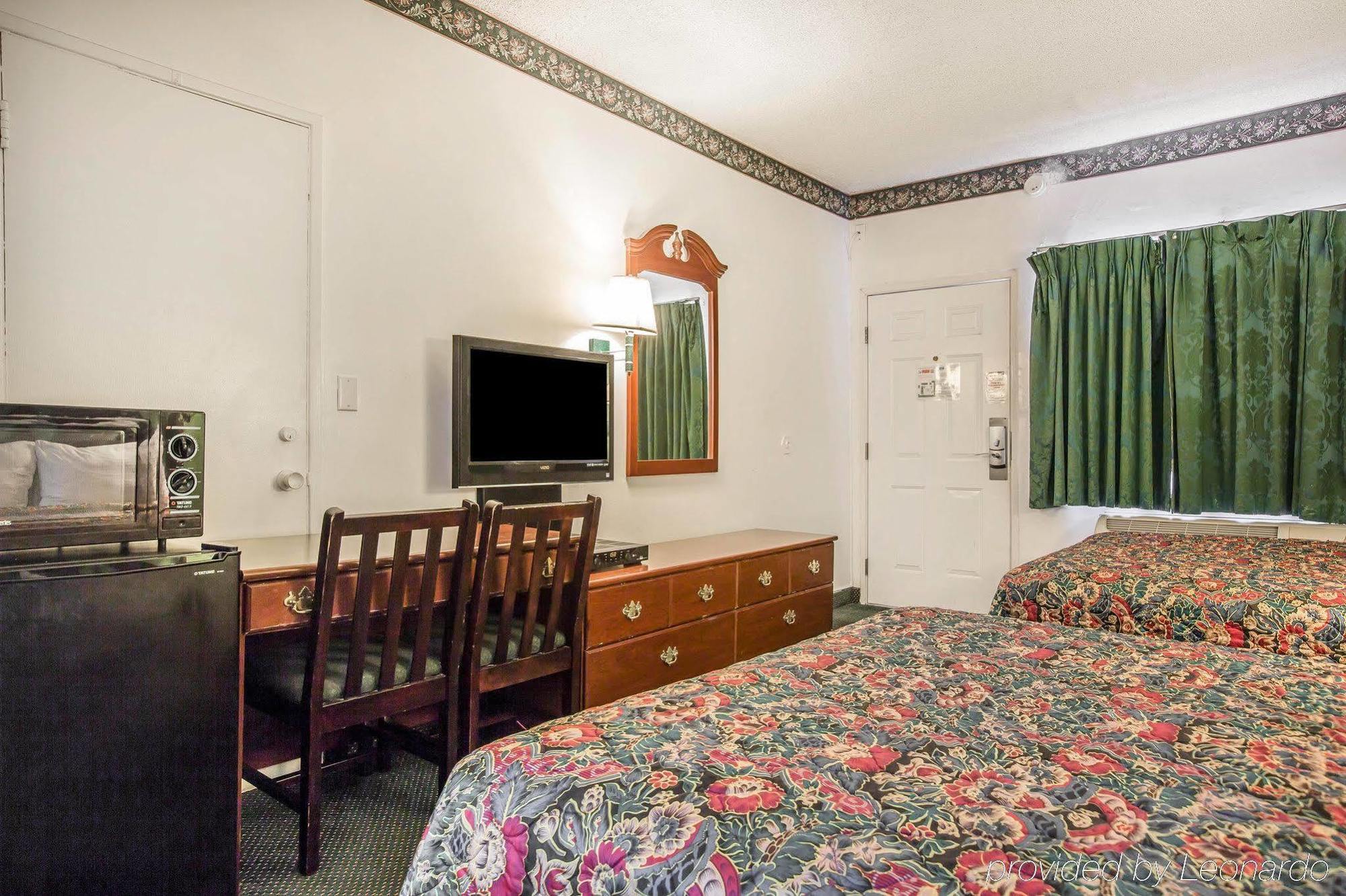 Rodeway Near Melrose Ave Inn 2*