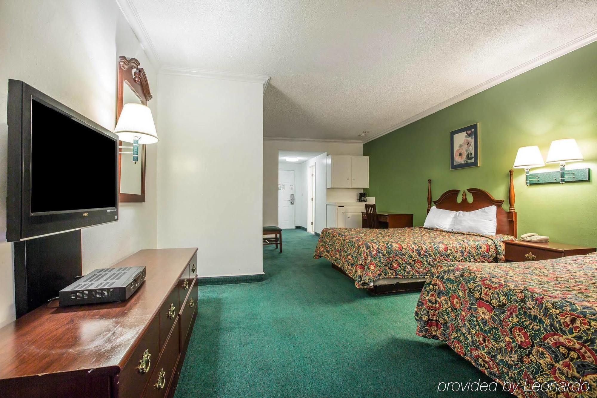 Inn Rodeway Near Melrose Ave