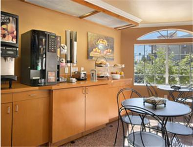 Super 8 By Wyndham Angeles Downtown Motel