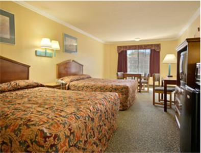 Super 8 By Wyndham Angeles Downtown 2*