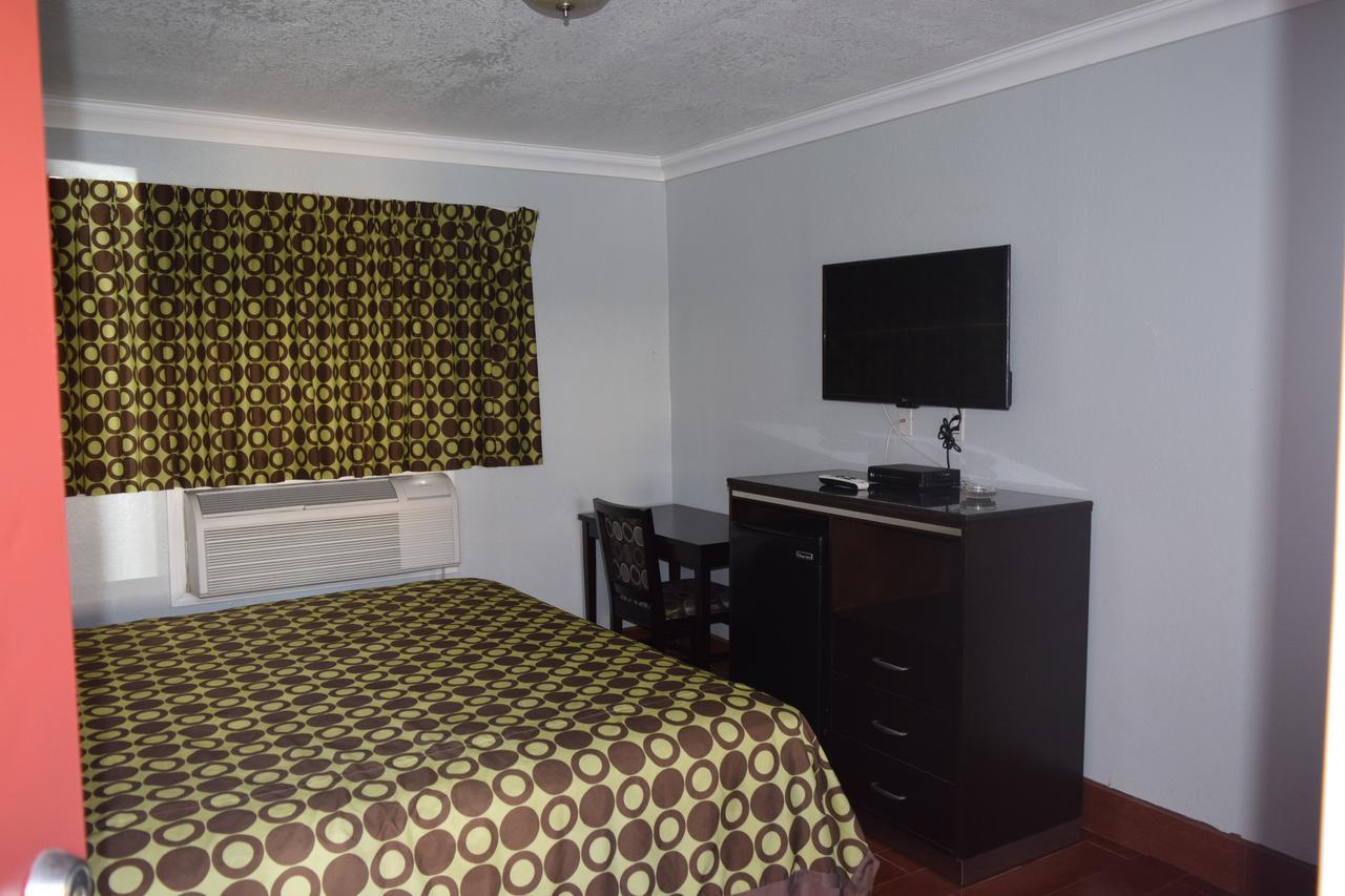 Top Hat Motel 2*