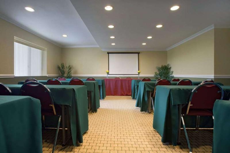 Howard Johnson By Wyndham Reseda & 3* Los Angeles