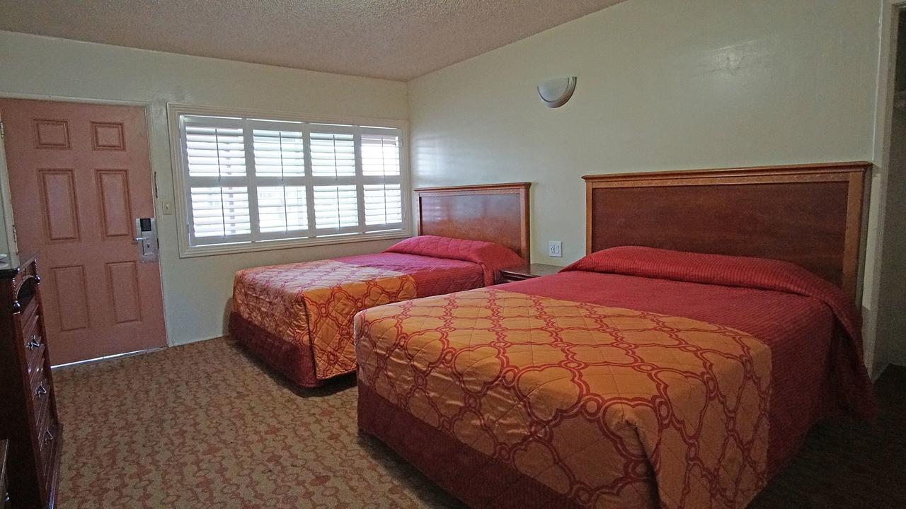 Rosa Bell - Angeles Motel